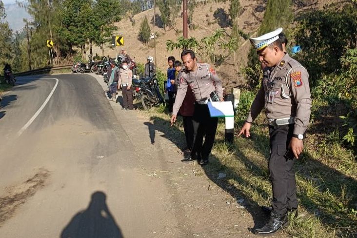 Serempetan di Jalur Bromo, Jeep Masuk Jurang dan Satu Orang Tewas