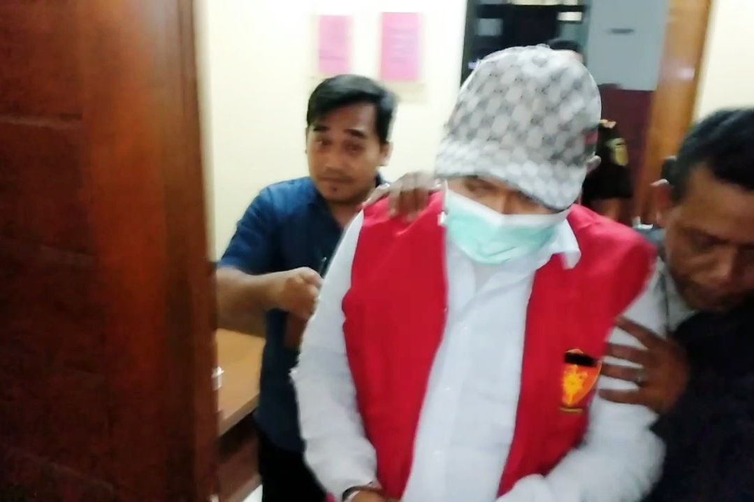 Kepala Diskoperindag Gresik dan Penyedia Barang Tersangka Korupsi Dana Hibah UMKM
