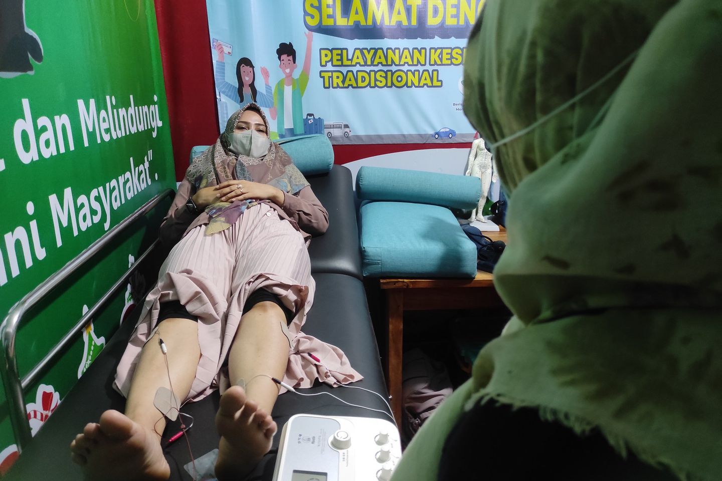 Nataru, Pos Polisi Lalu Lintas Kenanten Mojokerto Sediakan Alat Akupuntur