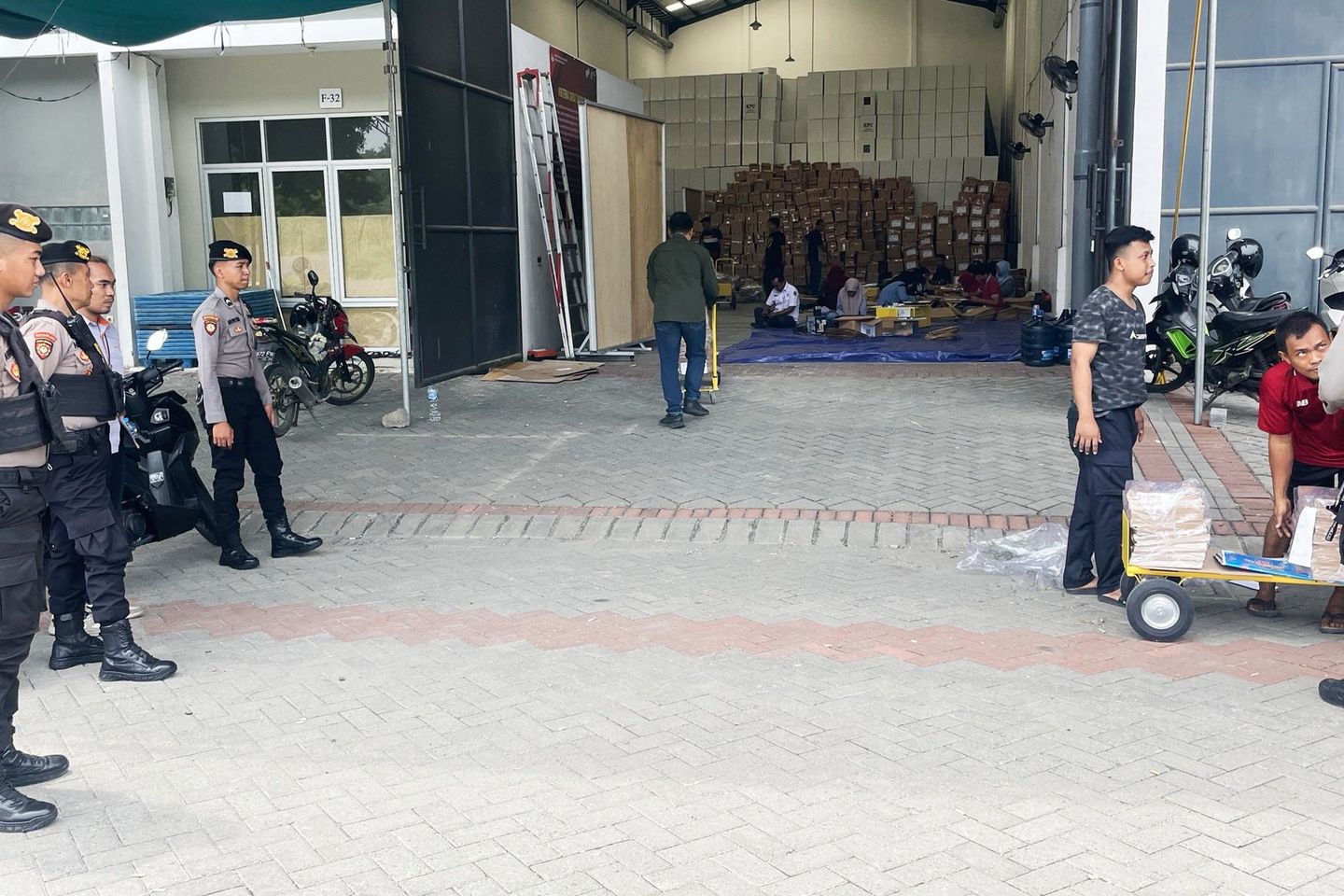 Polres Gresik Jaga Ketat Gudang Logistik Pemilu 2024