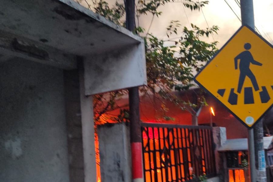 Rumah Penjual Bensin Terbakar, Pipa Gas Bumi Semburkan Api