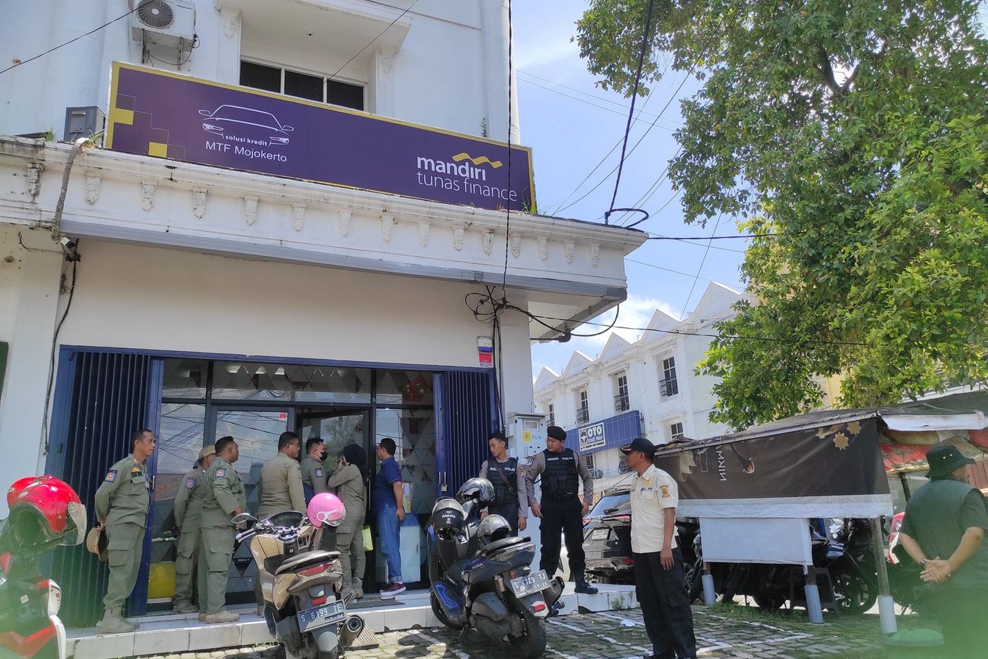 Satpol PP Kota Mojokerto Tertibkan Reklame hingga Bangunan Tak Berizin