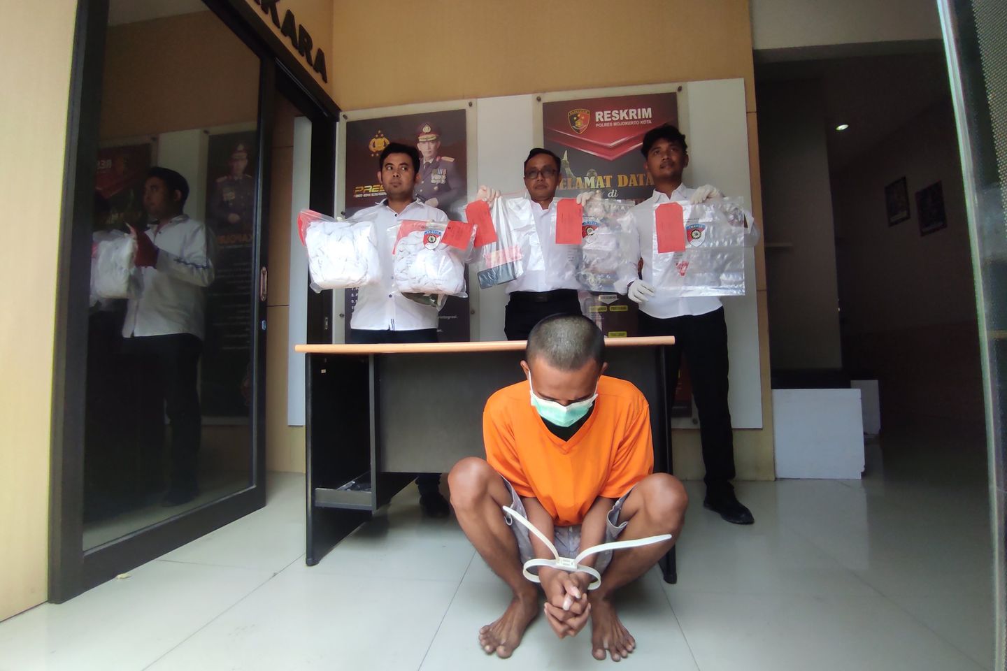 Pria Ini Jual Istri Jadi PSK Online, Ditangkap di Hotel bersama Anak-anak