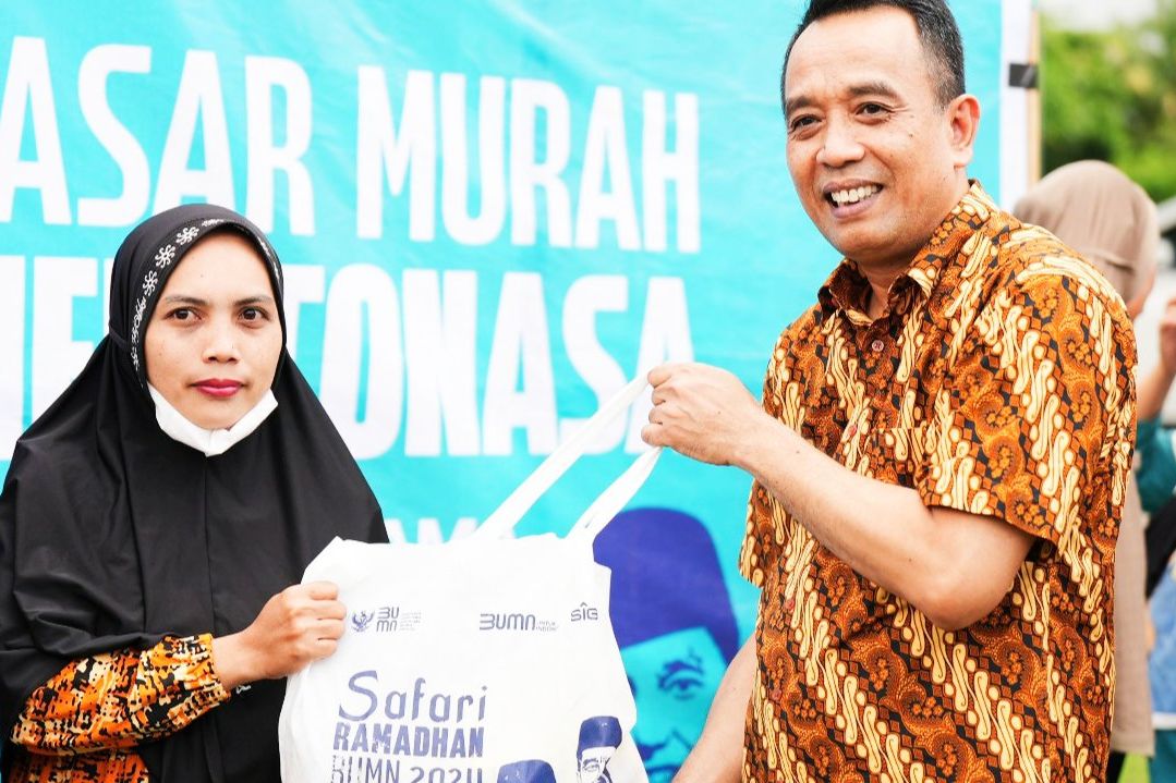 SIG Salurkan 6.000 Paket Sembako dan Gelar Pasar Murah
