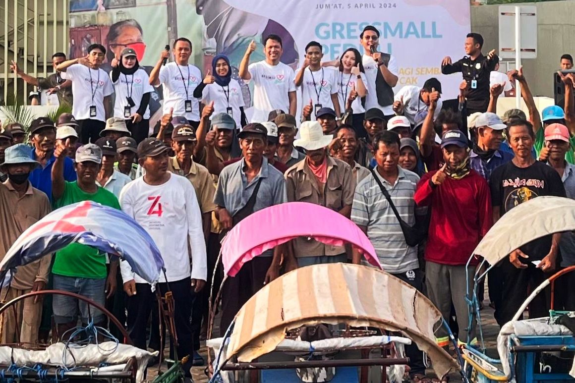 Berkah Ramadan, Gressmall Bagi Sembako Gratis ke Tukang Becak