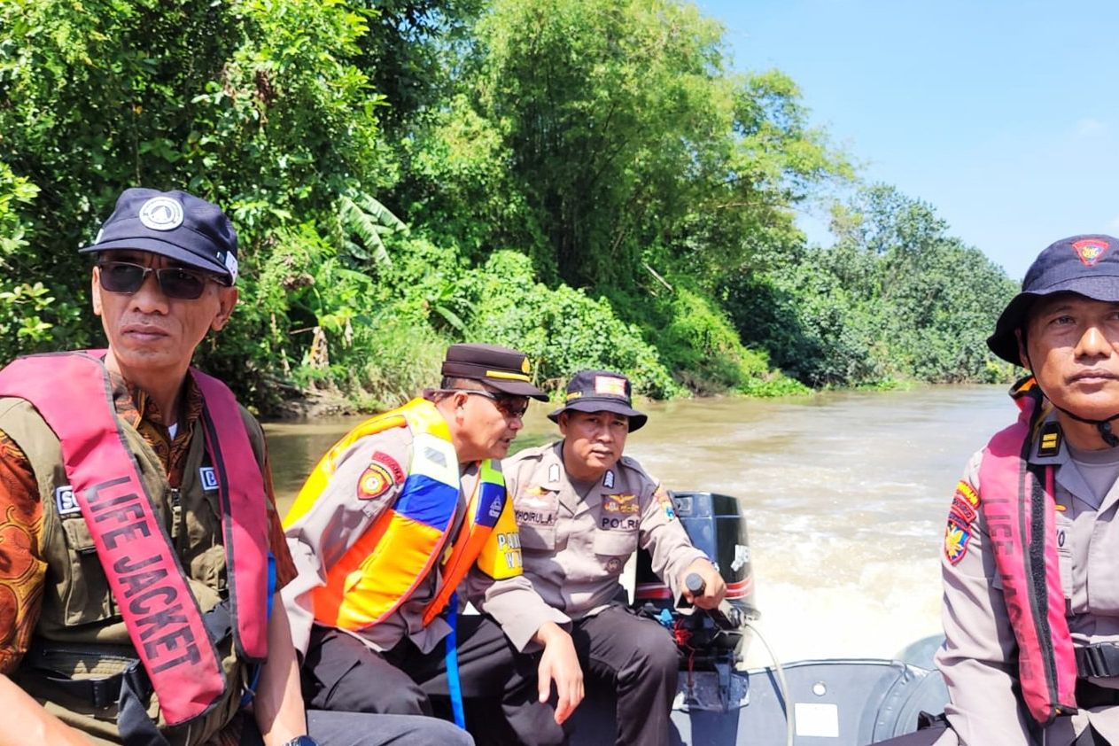 Tercebur di Kalimas Gresik, Ayah dan Anak Belum Ditemukan