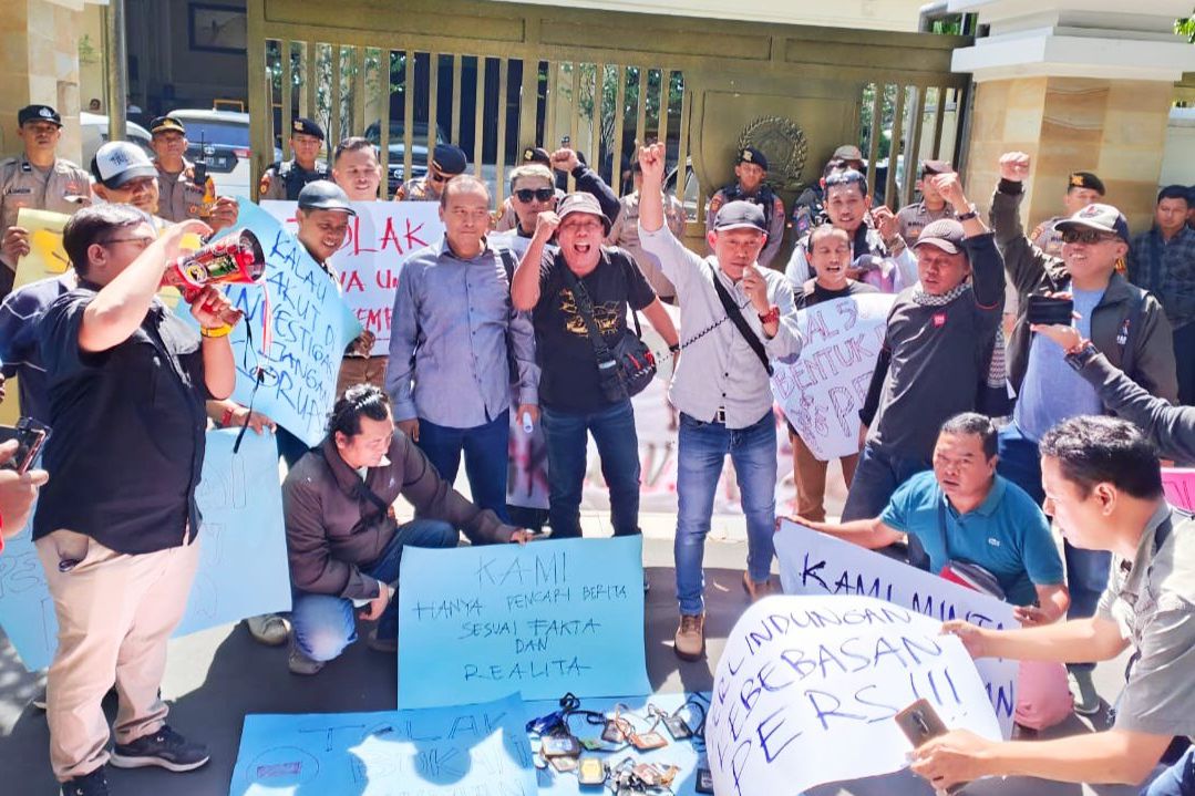 Tolak Revisi UU Penyiaran, Wartawan Gresik Gelar Orasi dan Teatrikal