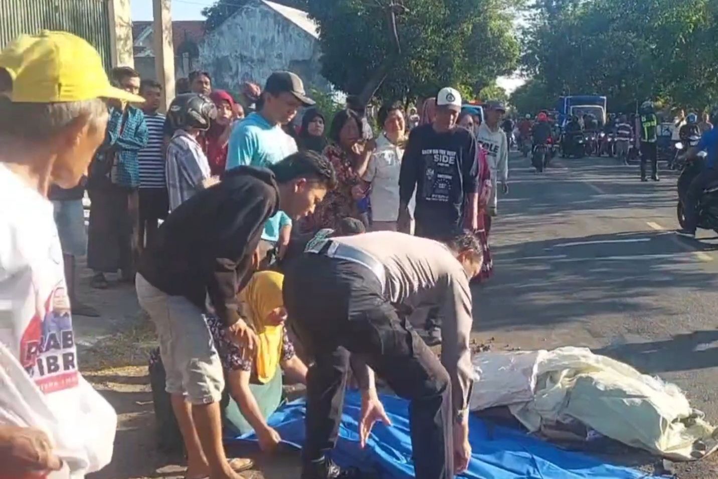 Berangkat Bekerja, Karyawati Pabrik Keramik di Probolinggo Terlindas Truk