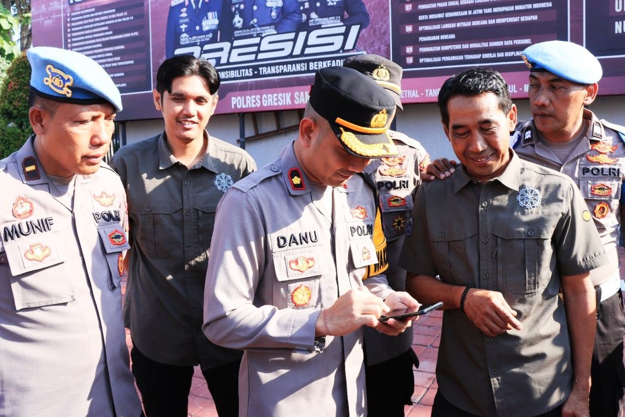 Cek Aplikasi Judi Online, Polres Gresik Periksa Handphone Personel