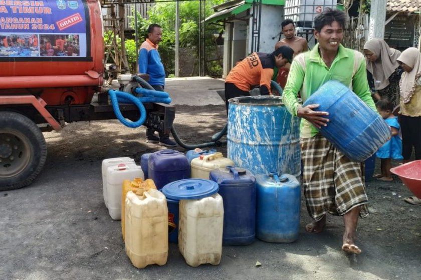 BPBD Probolinggo Salurkan 46 Ribu Liter Air Bersih ke Dua Desa di Tegalsiwalan