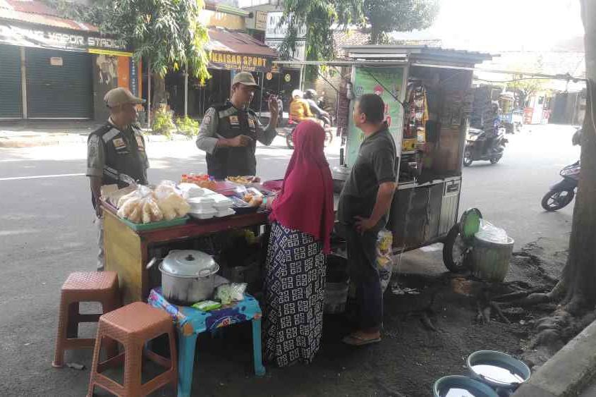Dilarang Berjualan Saat Ada Konser, PKL di Tepi Jalan Stadion Jombang Kecewa