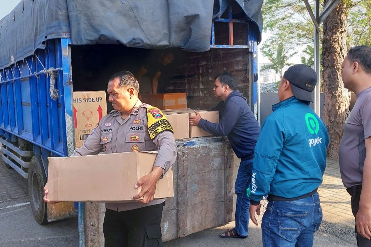 Ratusan Botol Arak Bali Siap Edar Diamankan Aparat Polsek Jogoroto.