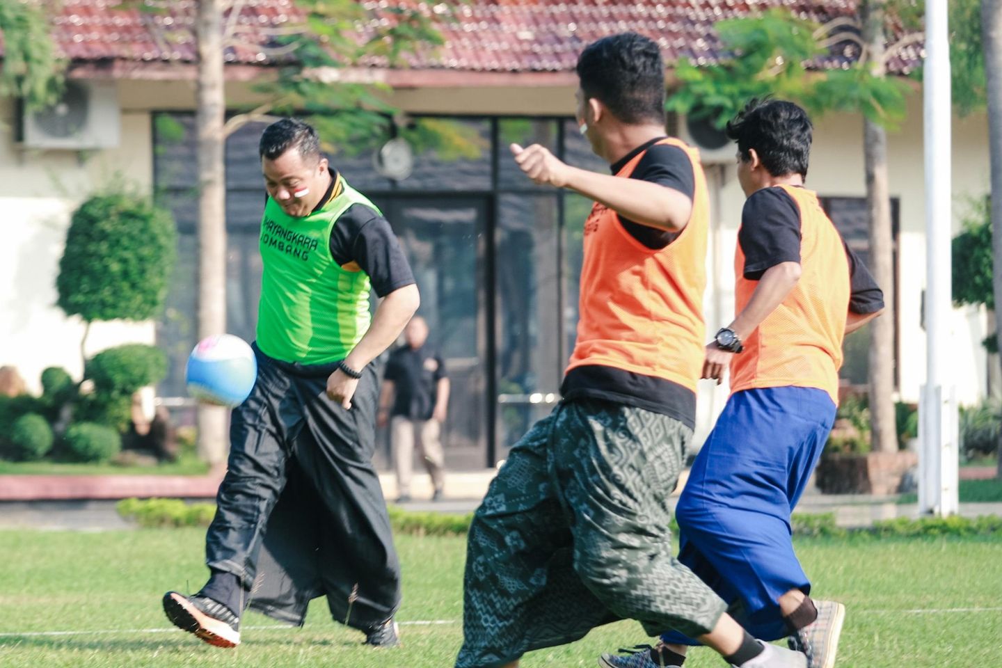 Pakai Sarung, Polisi Lawan Jurnalis Jombang Tanding Mini Soccer