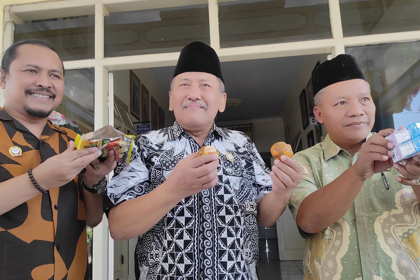 MBG di Jombang, Susu Kedaluwarsa hingga Buah Busuk dan Nasi Goreng Basi