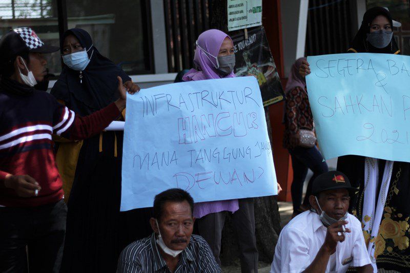 Warga Merak Situbondo Keluhkan Akses Jalan, Anggota DPRD <em>Pelesiran</em>
