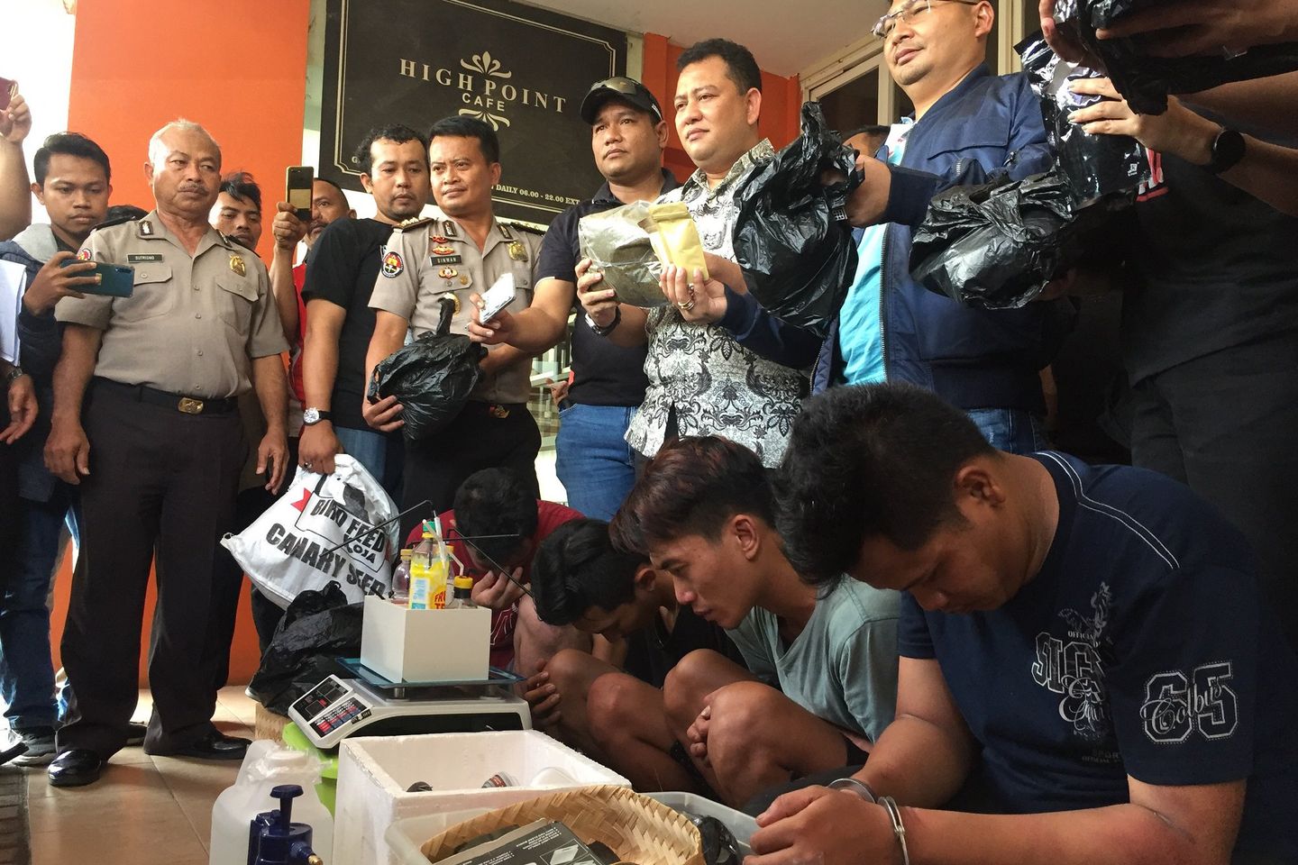 Polda Metro Jaya dibantu Polda Jatim Gerebek Industri Rumahan Ganja Sintetis