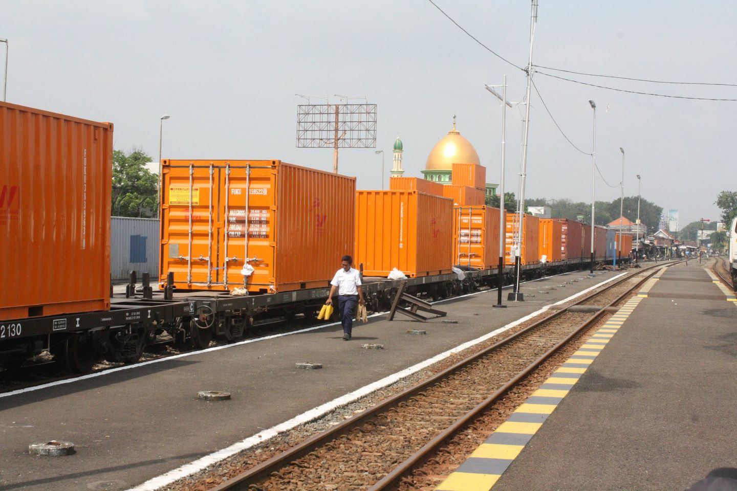 PT Kereta Api Indonesia Mulai Layani Angkutan Limbah