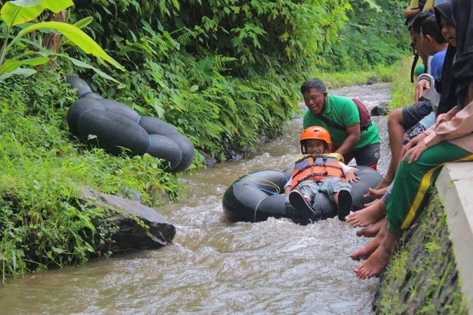 Mahasiswa Unesa dan Karang Taruna Sajen Rintis Wisata <em>River</em> <em>Tubing</em> Kali Kromong
 
