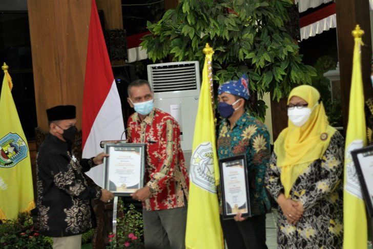 Pacu Vaksinasi, Pemkab Situbondo Beri Penghargaan Kecamatan dan Desa