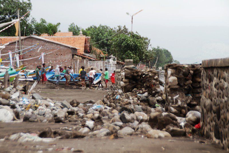 Tangkis Laut Jebol, Warga Pesisir Situbondo Waspada Banjir Rob Susulan