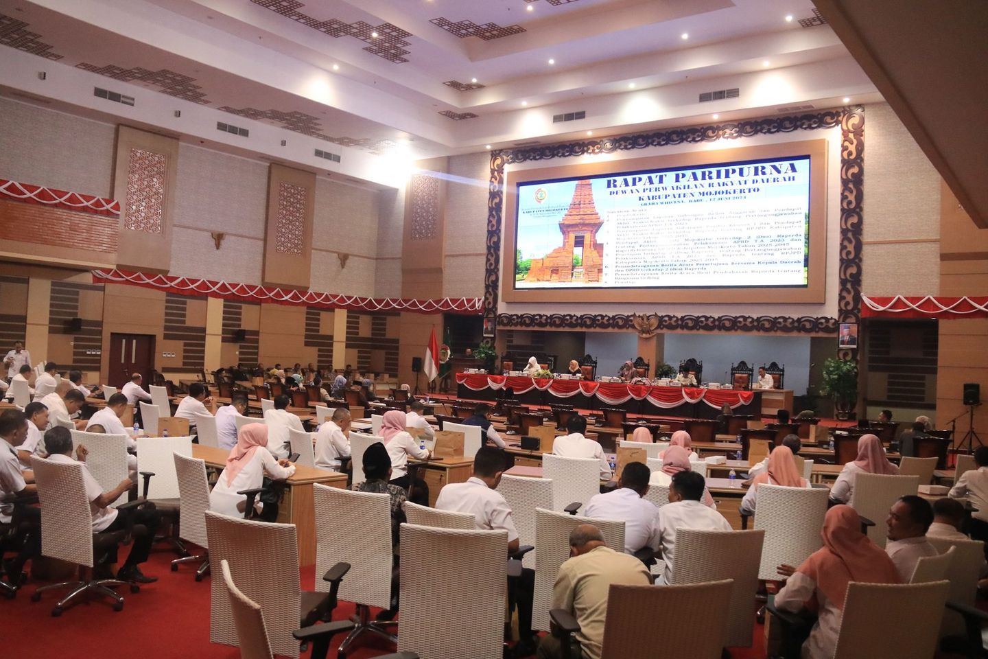 DPRD Kabupaten Mojokerto Simak Pemaparan Bupati tentang Pertanggungjawaban APBD 2023 dan Raperda
 