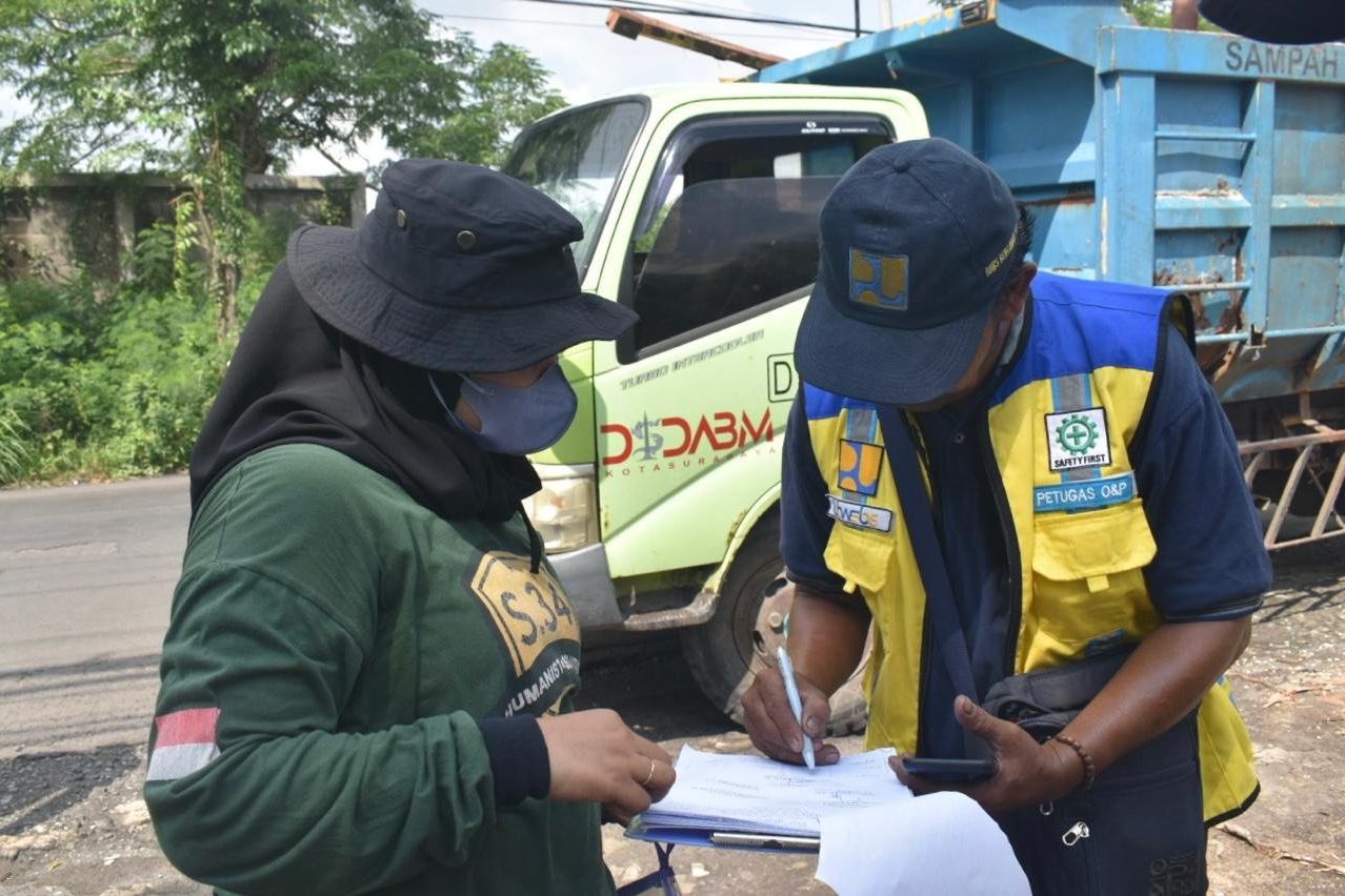 Pemkot Surabaya dan BBWS Bengawan Solo Bongkar 13 Bangunan Liar di Sempadan Sungai Lamong