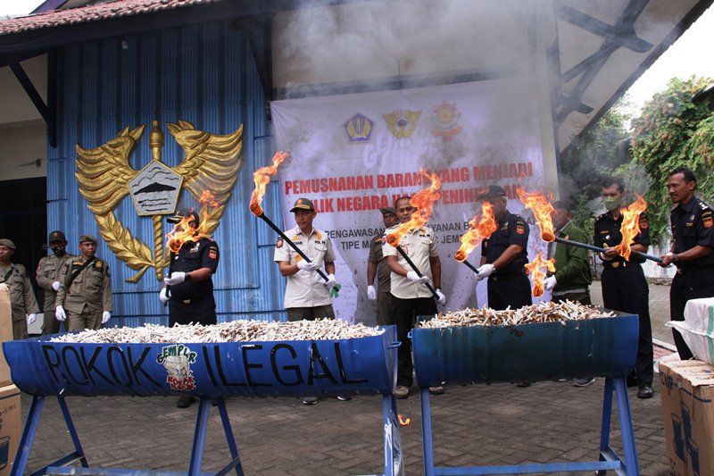 Bea Cukai dan Satpol PP Situbondo Musnahkan Rokok Ilegal Merugikan Negara Rp1,2 Miliar