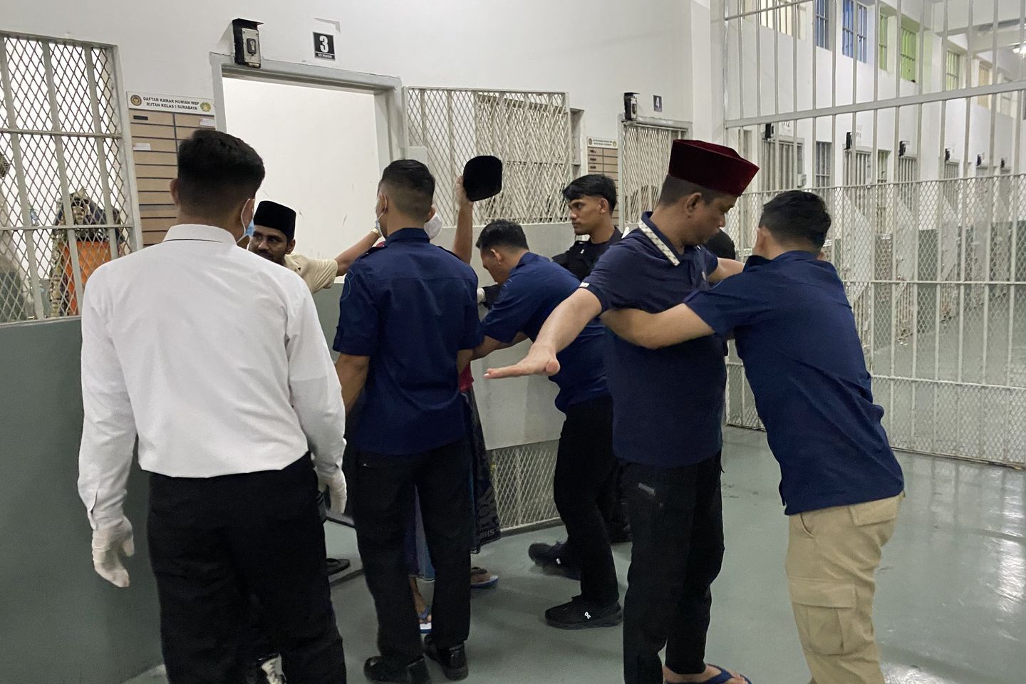Kakanwil Ditjenpas Jatim Pimpin Razia di Rutan Kelas I Surabaya