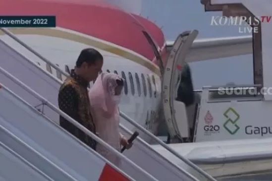 Ibu Negara Iriana Jokowi Tergelincir Saat Turun Tangga Pesawat di Bandara Ngurah Rai Bali