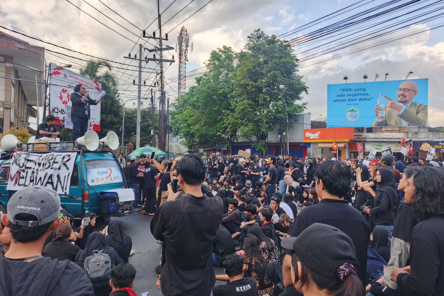 Tak Hanya Mahasiswa, Dua Dosen Unej Ikut Suarakan Kritik di Depan DPRD Jember