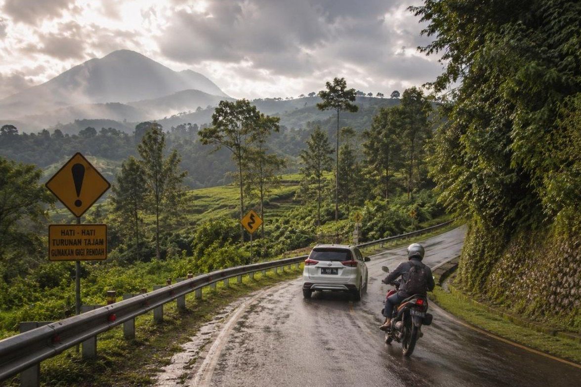 Tips Berkendara di Pegunungan Saat Cuaca Tak Menentu