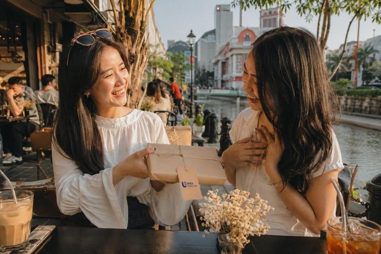 Memberi Hadiah, Tradisi Sederhana yang Sarat Makna