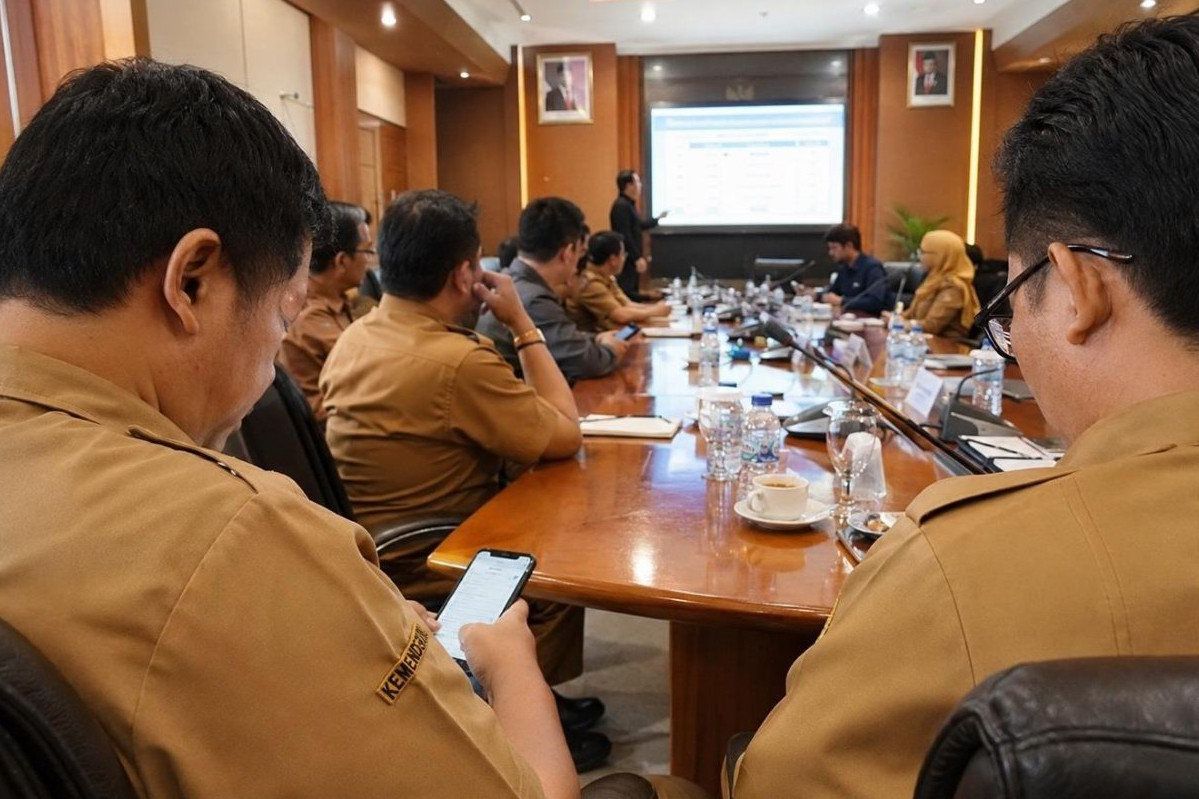 Budaya Main HP Saat Forum Serius Makin Dianggap Normal