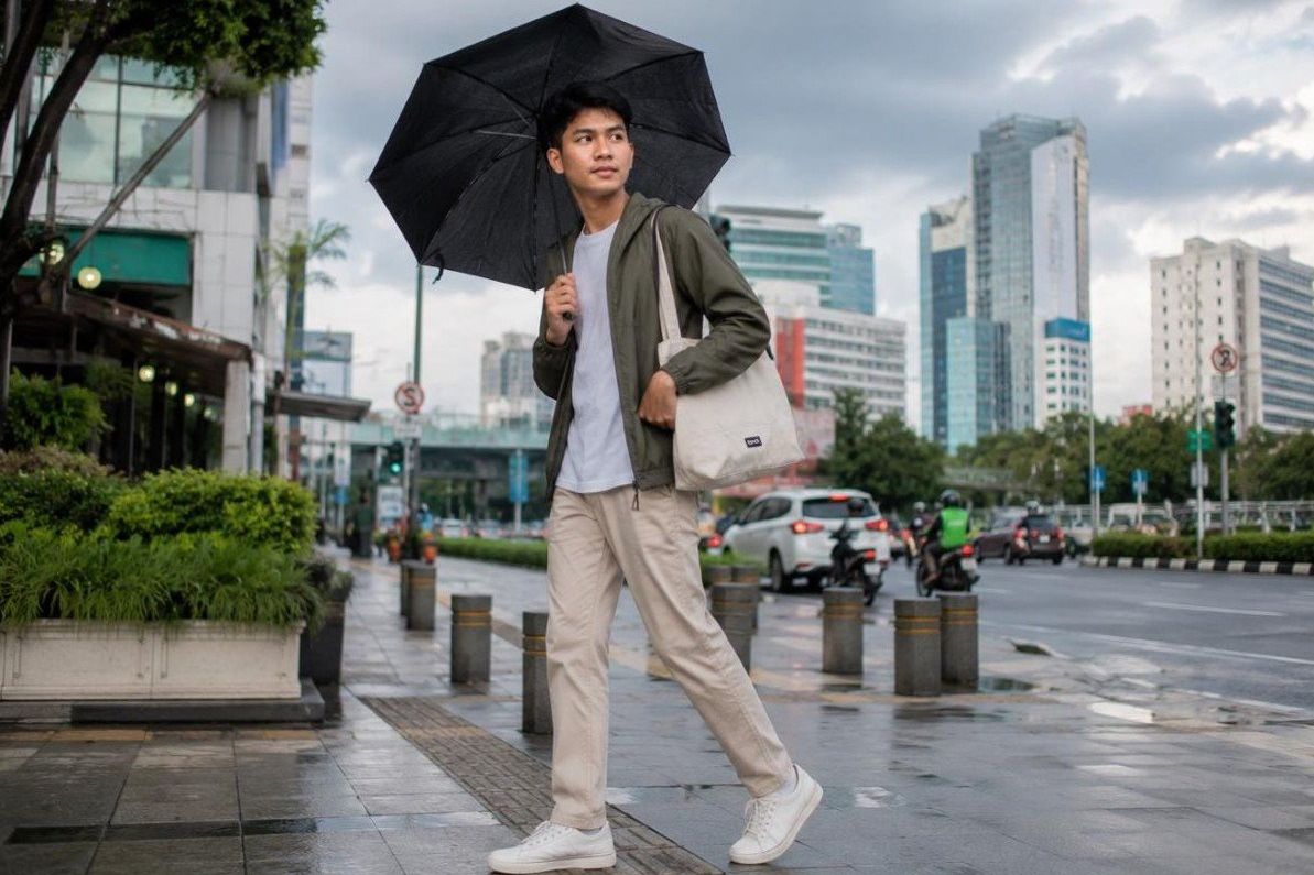 Tips Outfit Aman Saat Cuaca Panas Lalu Hujan