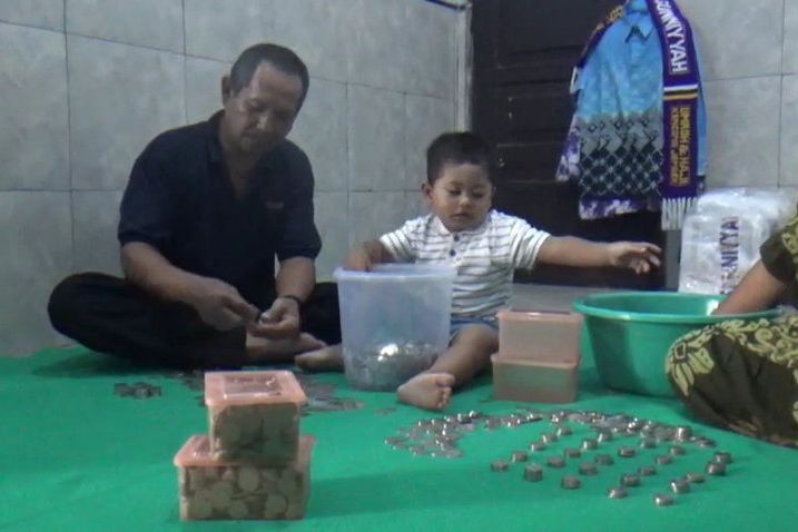 Kisah Imam Syafi’i, Tukang Bangunan di Jember Naik Haji dari Tabungan Koin Rp1.000