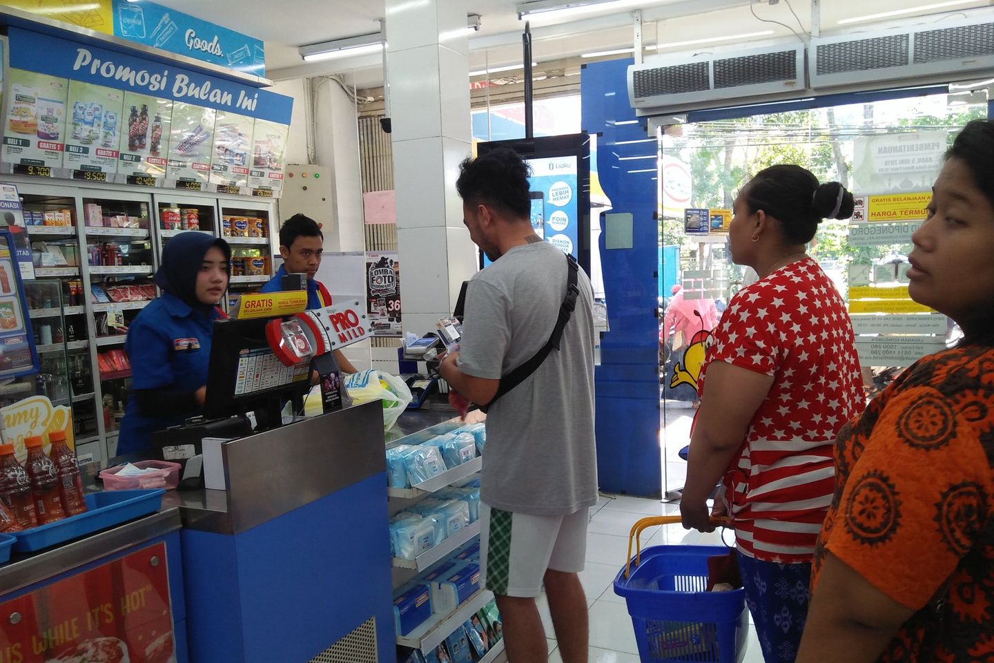 Sedih Layani Pembeli Satu Keluarga pada Momen Lebaran