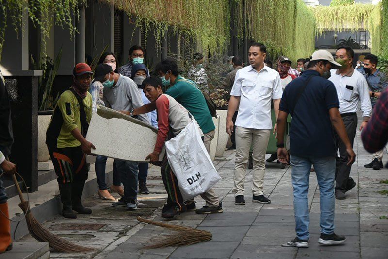 Walkot Surabaya Eri Cahyadi Bersih-bersih di Lorong Belakang Balai Kota