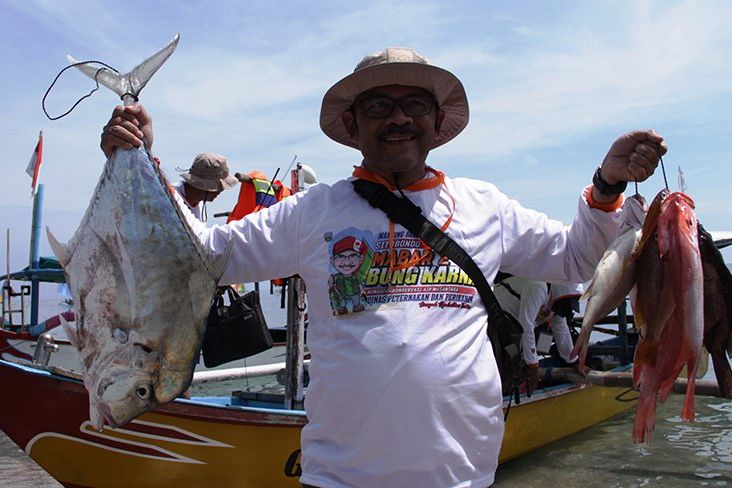Asyiknya Mancing Bareng di Objek Wisata Pasir Putih Situbondo