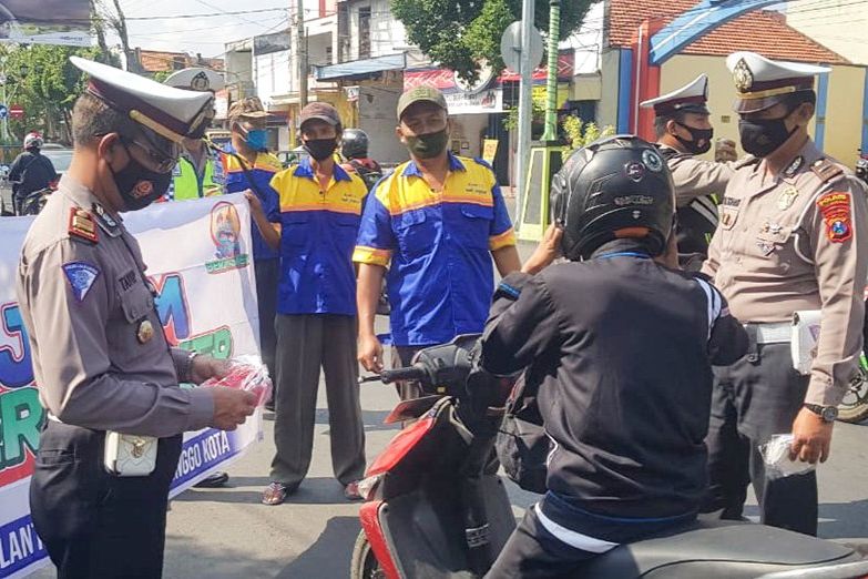 Memutus Mata Rantai Covid-19, Polantas Probolinggo Gandeng Sopir Angkot Bagikan Masker