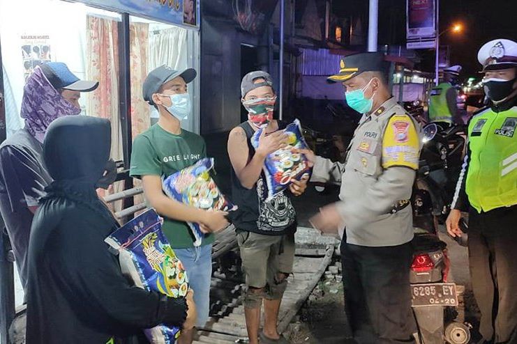 PPKM Level 3, Satgas Covid-19 Situbondo Tertibkan PKL Dengan Bagi-bagi Sembako
