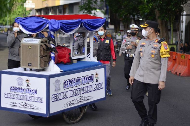 Tingkatkan Minat Vaksinasi Lansia, Polresta Probolinggo Terjunkan Gerobak Vaksin