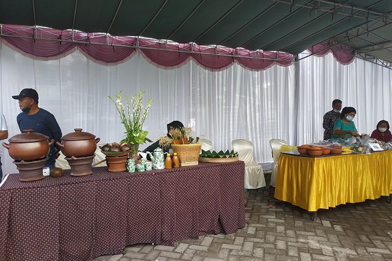 Bazaar Tempoe Doeloe Jadi Ajang Kolaborasi Kelurahan Rungkut Kidul dan UWIKA