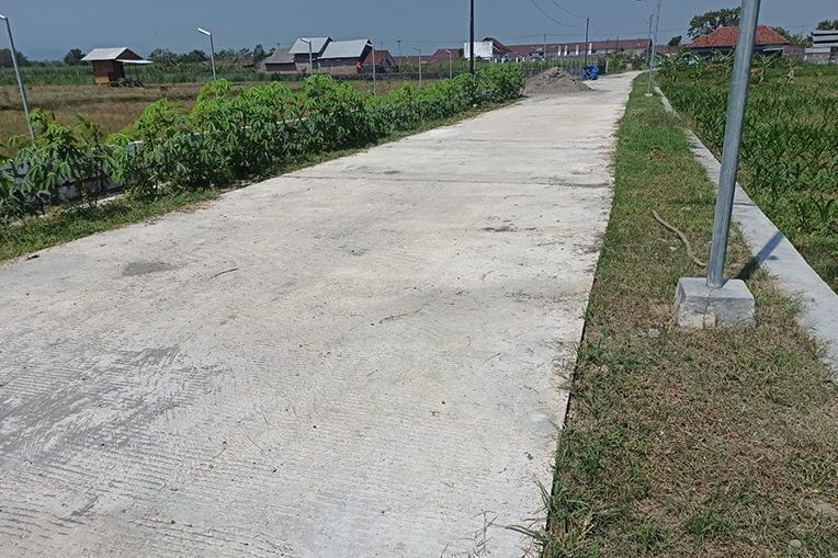 Belum Genap Setengah Tahun, Rabat Beton di Desa Tebel Jombang Mulai Mengelupas?