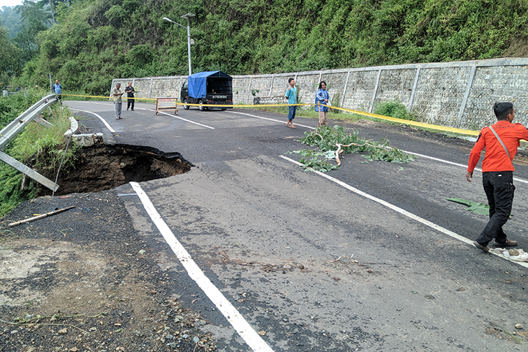 Jalan Penghubung Ponorogo-Pacitan Kembali Amblas