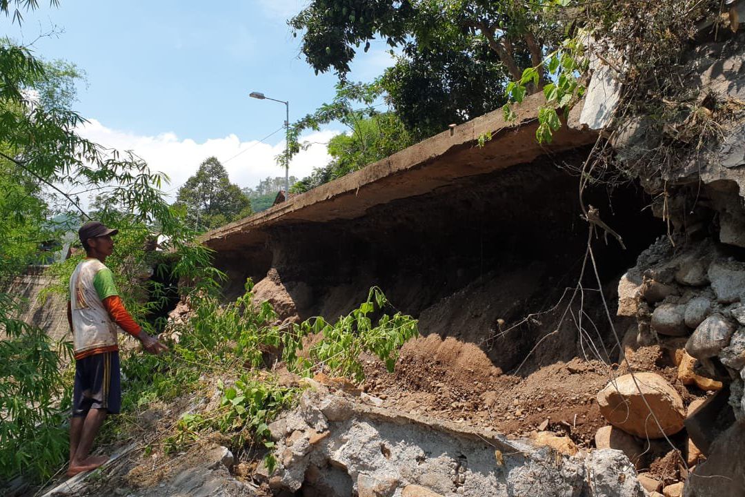 Penyangga Jalan di Sungai Manting Mojokerto Ambles