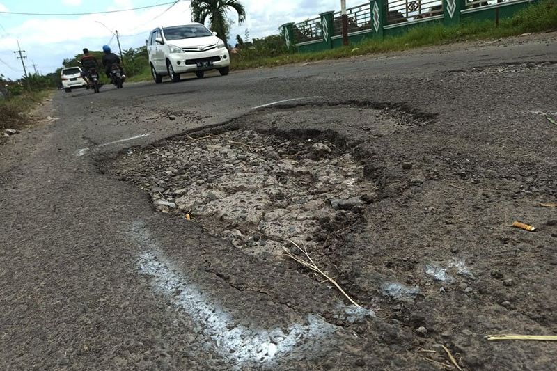 Proyek Pengaspalan Jalan di Cangkringrandu Jombang Semrawut Molor dari Target