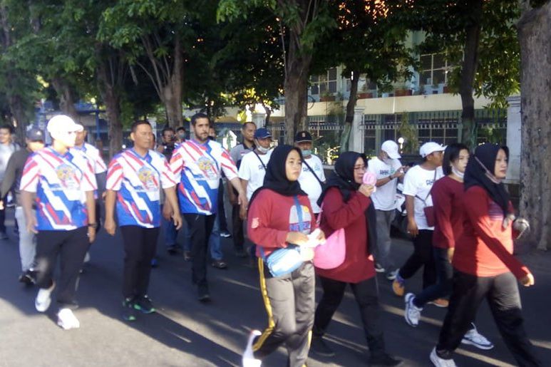 Lewat Jalan Sehat, Satlantas Polres Probolinggo Ajak Masyarakat Tertib Berlalu Lintas di Jalan