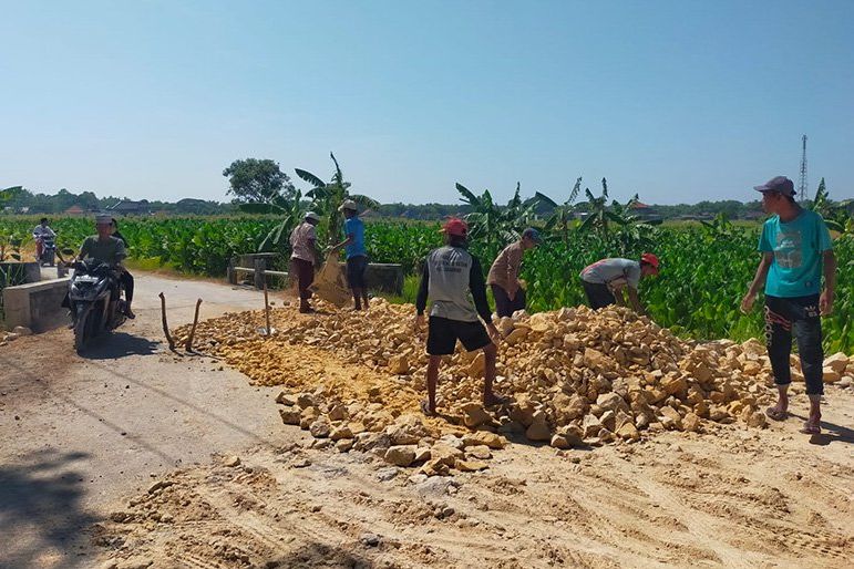 Capek Menunggu Respon Pemerintah, Warga Sampang Perbaiki Jalan Rusak Sendiri