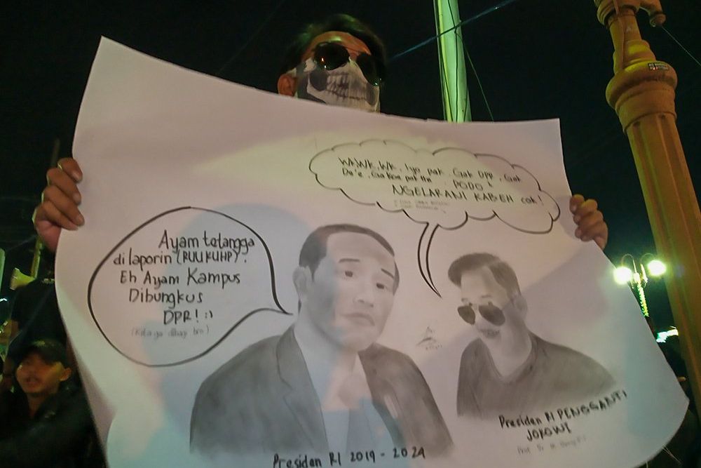 Kecam Represi Polisi dan Omnibus Law, Massa di Jember Gelar Aksi Lilin