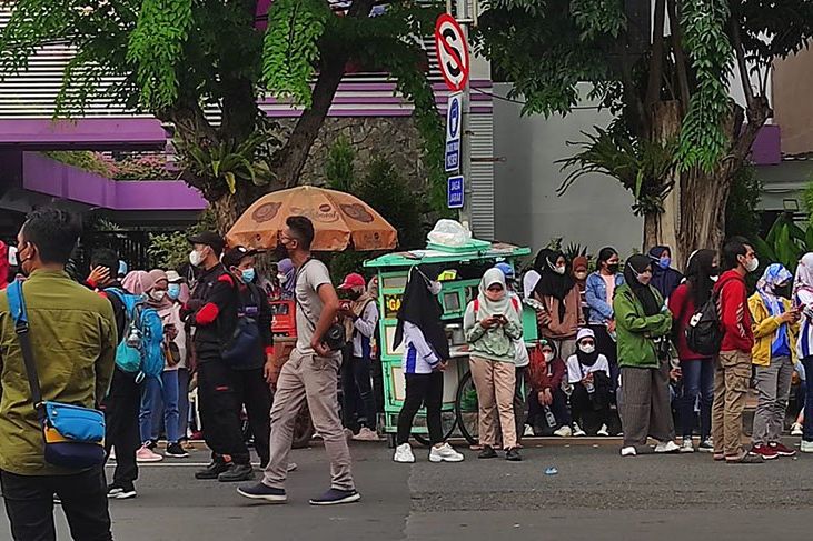 Berkah di Tengah Demo Buruh, PKL "Pernah Diborong Pak Polisi"